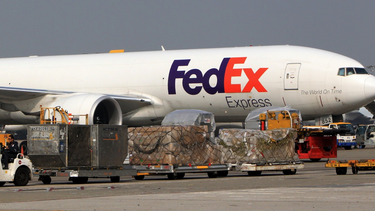 la compania fedex se expande en el aeropuerto de miami y abre  cientos de puestos de trabajo