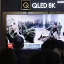 Una pantalla de televisión transmite una imagen de soldados que se cree proceden de Corea del Norte, formados para recibir suministros de Rusia, durante un programa de noticias en la estación de tren de Seúl, en Corea del Sur, el lunes 21 de octubre de 2024. (AP Foto/Ahn Young-joon)