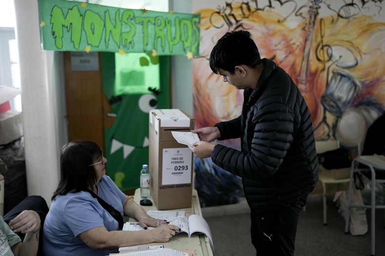 Un votante deposita su voto durante la segunda vuelta presidencial entre Javier Milei y Sergio Massa en las afueras de Buenos Aires, Argentina, el domingo 19 de noviembre de 2023. (Foto AP/Rodrigo Abd)