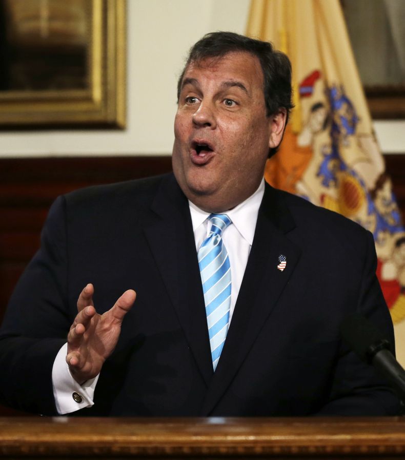 El gobernador de Nueva Jersey Chris Christie sonr&iacute;e en la conferencia de prensa posterior a la firma de la ley que garantiza una reducci&oacute;n en los costos de matr&iacute;cula para hijos de migrantes sin residencia legal el viernes 20 de diciem