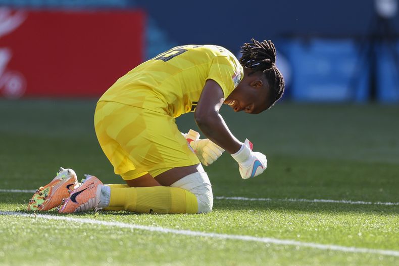 La portera nigeriana Chiamaka Nnadozie festeja tras el empate ante Canadá en el Mundial femenino, el viernes 21 de julio de 2023, en Melbourne (AP Foto/Victoria Adkins)