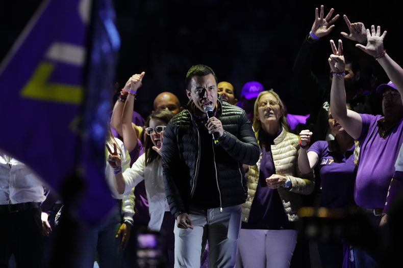 El presidente Daniel Noboa hace campaña para la reelección en Quito, Ecuador, el jueves 6 de febrero de 2025. Los ecuatorianos acudirán a las urnas el 9 de febrero para elegir un nuevo presidente. (AP Foto/Dolores Ochoa)