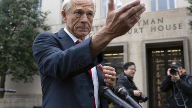 Peter Navarro, un funcionario de la Casa Blanca durante el gobierno de Donald Trump, habla con los medios a su llegada a la corte federal en Washington, el jueves 25 de enero de 2024. (AP Foto/Jose Luis Magana)