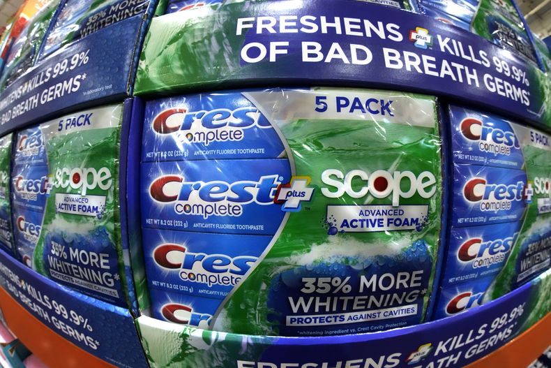 ARCHIVO - Pastas dentales Crest de Procter and Gamble son exhibidas en una tienda de la cadena Costco en Pittsburgh, el jueves 26 de enero de 2023. (AP Foto/Gene J. Puskar, archivo)