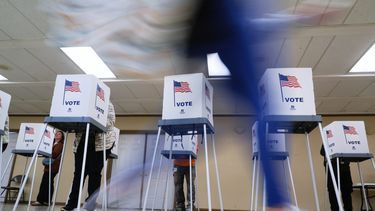 ARCHIVO - La gente vota, 5 de noviembre de 2024, en Oak Creek, Wisconsin. (AP foto/Morry Gash, archivo)