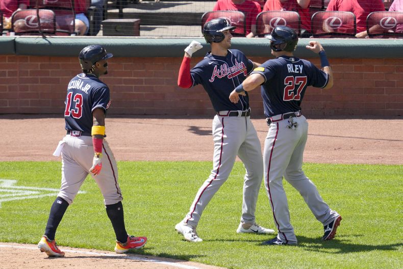 Matt Olson de los Bravos de Atlanta celebra con Austin Riley tras batear un jonrón de tres carreras en la sexta entrada del juego ante los Rojos de Cincinnati el domingo 25 de junio del 2023. (AP Foto/Jeff Dean)