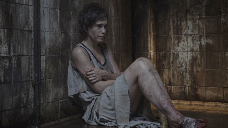 En esta imagen proporcionada por Prime Video, Celia Freijeiro en una escena de Reina Roja. (Prime Video vía AP)