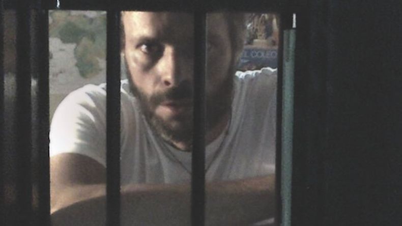 Desde su detención el 18 de febrero de este año, Leopoldo López ha sido víctima de una agobiante violación a sus derechos. El sitio Infobae.com dialogó con los autores del lanzamiento, que incluye documentos inéditos y fue repudiado por el oficialismo, pr