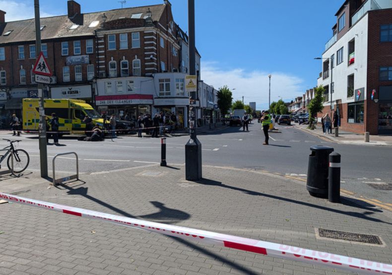 Policías en Golders Green, una zona predominantemente judía en el noroeste de Londres, tras el apuñalamiento de dos personas, el miércoles 29 de abril de 2026. (Jamie Lashmar/PA vía AP)