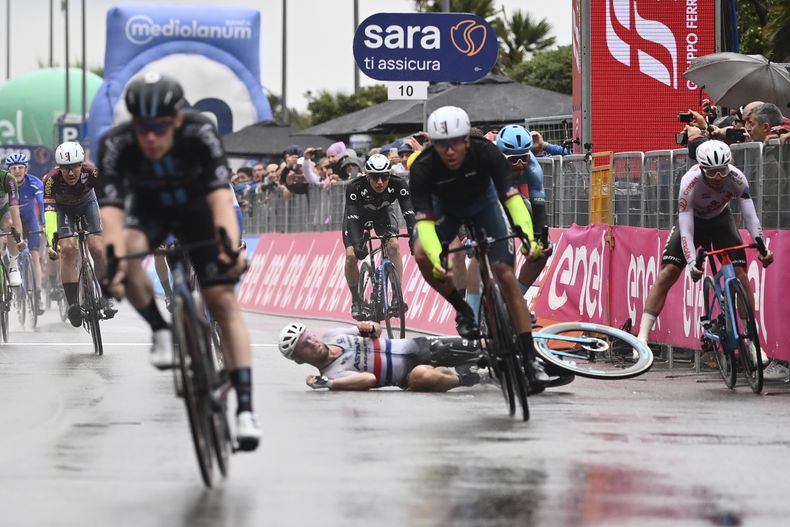 El pelotón en la meta de la quinta etapa del Giro de Italia, el miércoles 10 de mayo de 2023, en Salerno. (AP Foto/Massimo Paolone vía LaPresse)