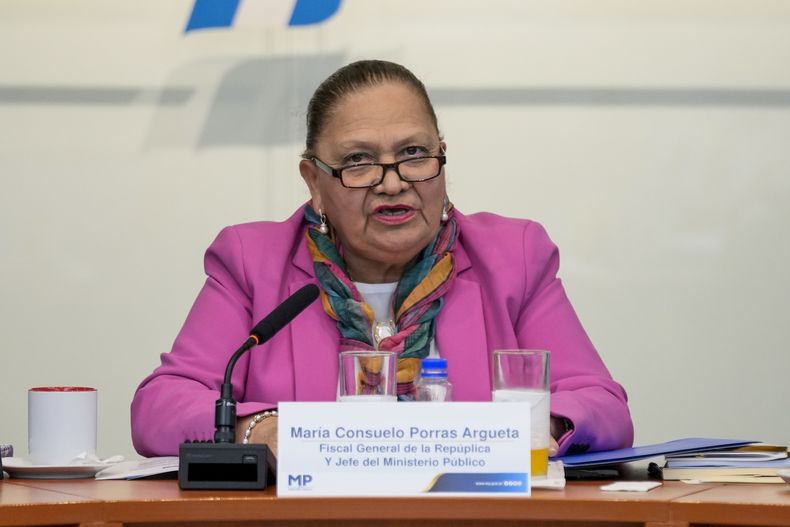 ARCHIVO - La fiscal general de Guatemala, Consuelo Porras, habla a la prensa tras una reunión con el secretario general de la Organización de Estados Americanos, Luis Almagro, en Ciudad de Guatemala, el 5 de septiembre de 2023. El gobierno del presidente guatemalteco, Bernardo Arévalo, pidió el jueves 29 de febrero de 2024 al sistema de justicia que le retire la inmunidad por no haber respondido al pedido del ejecutivo para que explique la política del Ministerio Público sobre derechos humanos. (AP Foto/Moisés Castillo, Archivo)