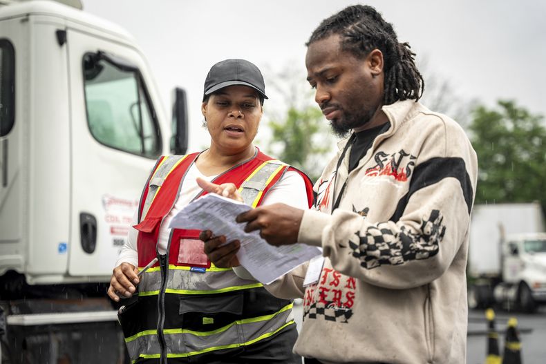 Una instructora ayuda a un estudiante que busca una licencia de camionero en la academia de manejo vial en Linden, Nueva Jersey, el 10 de junio del 2025. (AP foto/Angelina Katsanis)