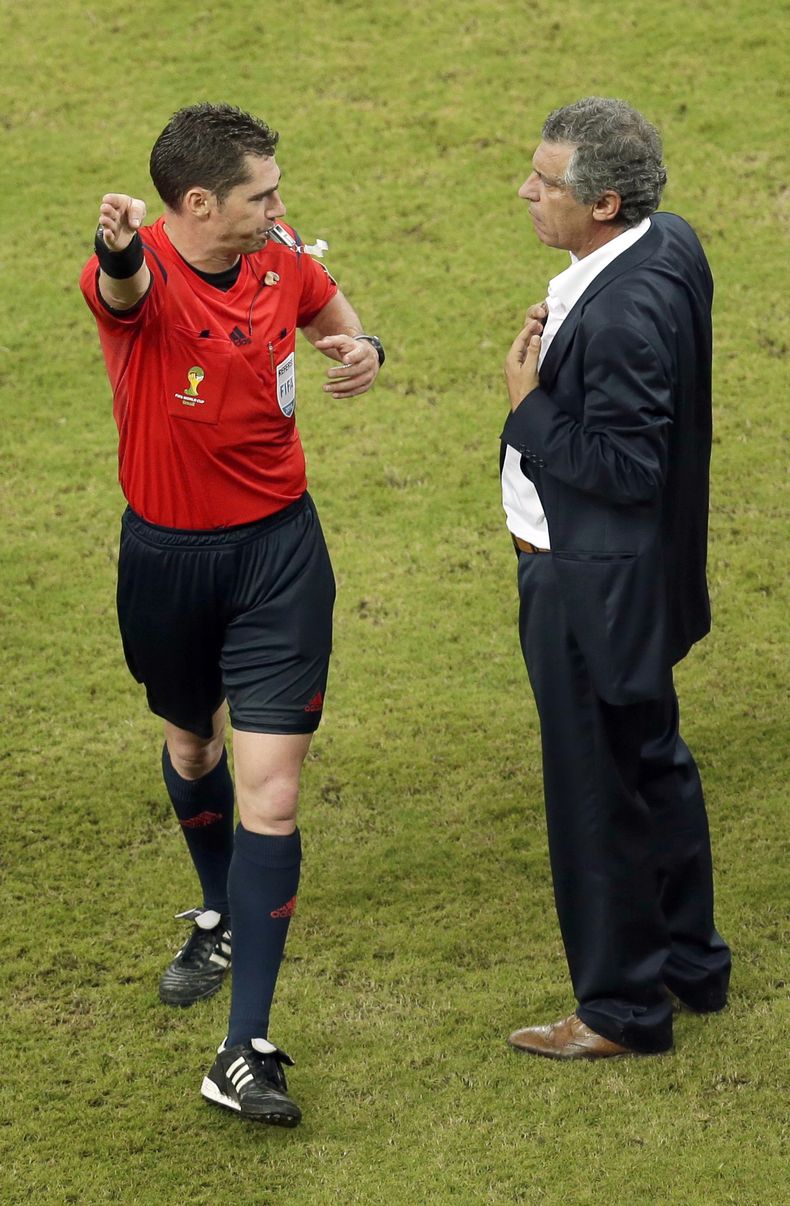 El &aacute;rbitro australiano Benjamin Williams expulsa al t&eacute;cnico de Grecia Fernando Santos durante el partido con Costa Rica por los octavos de final de la Copa Mundial el 29 de junio del 2014 en Recife, Brasil. La FIFA suspendi&oacute; por ocho