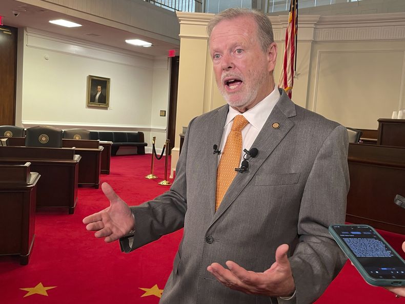El senador estatal republicano Phil Berger, de Carolina del Norte, habla a la prensa sobre el presupuesto estatal, en el recinto del Senado en Raleigh, Carolina del Norte, viernes 22 de setiembre de 2023. (AP Foto/Hannah Schoenbaum)