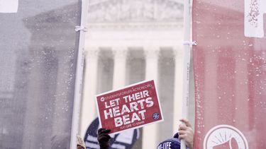 Activistas opuestos al aborto participan en la Marcha por la Vida frente a la Corte Suprema de Estados Unidos el viernes 19 de enero de 2024, en Washington. (AP Foto/Mariam Zuhaib)