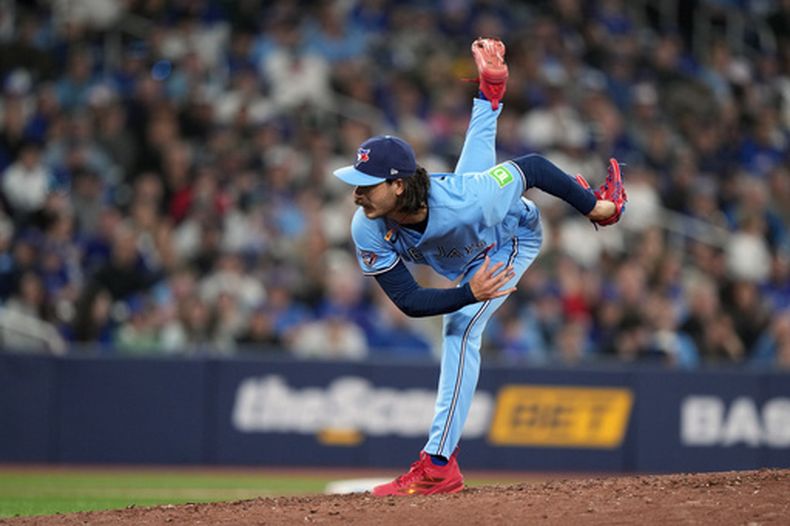 El lanzador de los Azulejos de Toronto, Dylan Cease (84), lanza durante la sexta entrada de un partido de béisbol contra los Dodgers de Los Ángeles en Toronto, el miércoles 8 de abril de 2026. (Nathan Denette/The Canadian Press vía AP)