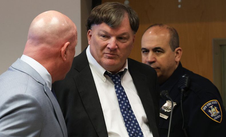 Rex A. Heuermann, centro, el hombre acusado de los asesinatos de Gilgo Beach en Long Island, en el tribunal en Riverhead, Nueva York, el 8 de abril del 2026. (James Carbone/Newsday via AP, Pool)