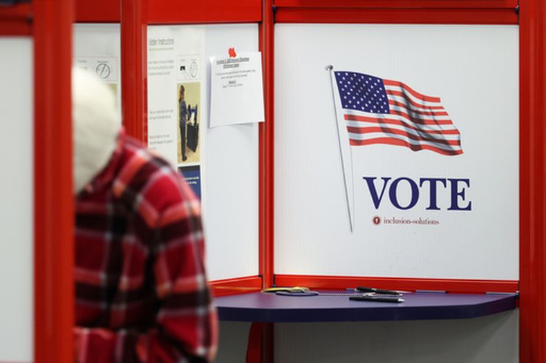 Un votante llena su papeleta para la elección general durante los comicios anticipados, el viernes 9 de octubre de 2026, en Norwood, Ohio. (Samuel Corum/Pool Photo via AP)