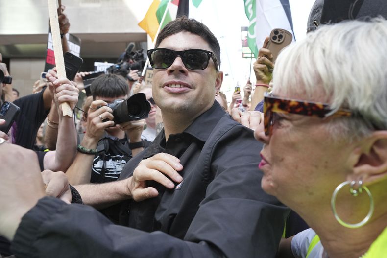 Naoise O Cairellain, miembro de la banda en idioma irlandés Kneecap, llega al Tribunal de Magistrados de Westminster en Londres, el miércoles 18 de junio de 2025, para apoyar a su compañero de banda Liam Óg Ó hAnnaidh, quien está acusado de un delito de terrorismo relacionado con exhibir una bandera en apoyo de Hezbollah durante una actuación con la banda en noviembre de 2024. (Foto AP/Kin Cheung)