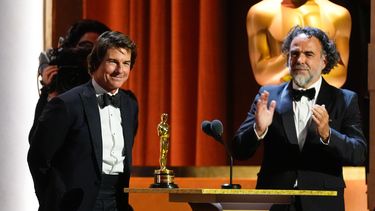 Tom Cruise, a la izquierda, recibe un premio Oscar honorífico mientras el mexicano Alejandro González Iñárritu le aplaude durante la 16.ª edición de los Premios de los Gobernadores, el domingo 16 de noviembre de 2025, en el salón Ray Dolby en Los Ángeles. (AP Foto/Chris Pizzello)