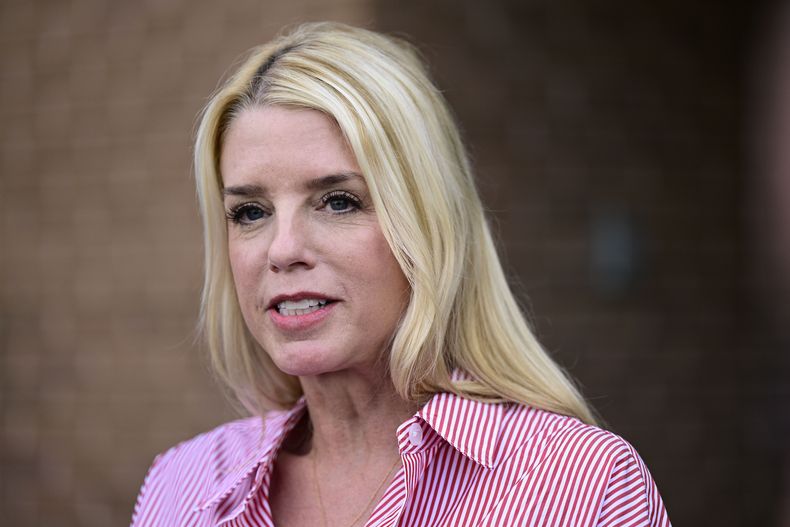 ARCHIVO - Pam Bondi, ex fiscal general estatal de Florida, habla con la prensa afuera de un sitio de entrenamiento sobre integridad para voluntarios electorales, el 18 de junio de 2024, en Newtown, Pensilvania. (AP Foto/Derik Hamilton, archivo)