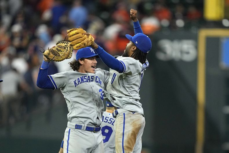 Nick Pratto y el venezolano Maikel García, de los Reales de Kansas City, festejan la victoria sobre los Astros de Houston, el sábado 23 de septiembre de 2023 (AP Foto/David J. Phillip)