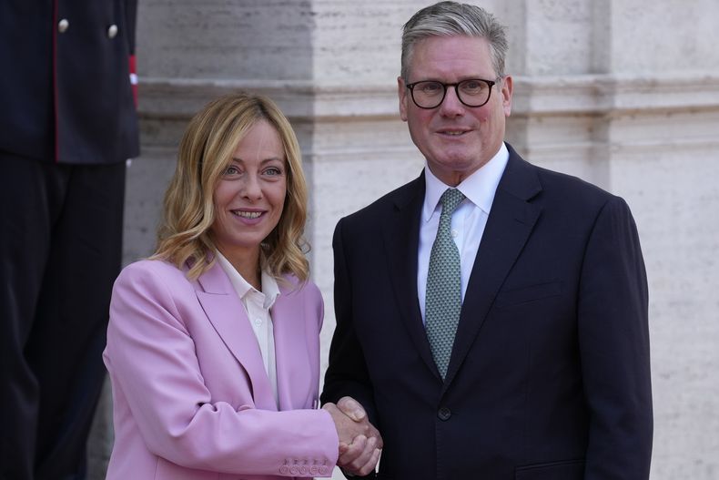La primera ministra italiana Giorgia Meloni con el primer ministro británico Keir Starmer en Roma el 16 de septiembre del 2024. (Foto AP/Andrew Medichini)