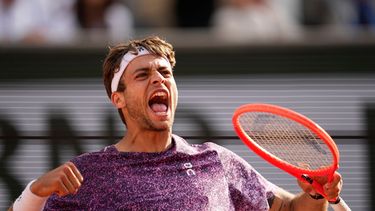 El italiano Flavio Cobolli celebra al ganar el cuarto set ante el alemán Alexander Zverev en la final de Roland Garros el domingo 7 de junio del 2026. (AP Foto/Christophe Ena)