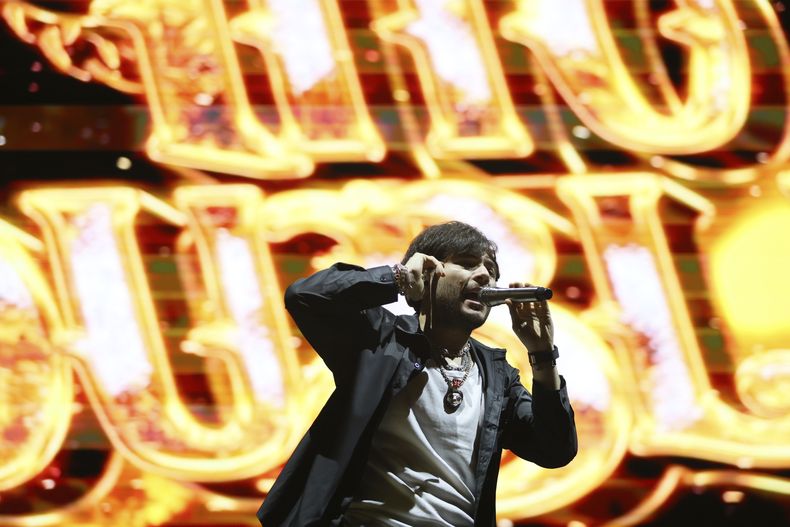 El cantante mexicano Tito Double P durante su presentación en el festival Arre en la Ciudad de México el 7 de septiembre de 2024. (Foto AP/Ginnette Riquelme)