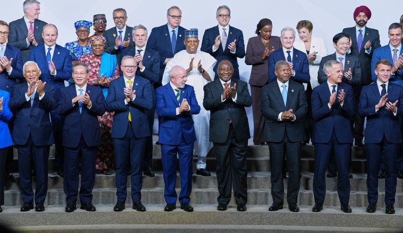 Jefes de Estado se reúnen para una foto grupal durante la cumbre del G20 en Johannesburgo, Sudáfrica, el sábado 22 de noviembre de 2025. (Foto AP/Misper Apawu, Pool)
