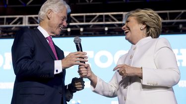 LO ULTIMO: Trump es abucheado por insultos a Clinton