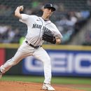 George Kirby, abridor de los Marineros de Seattle, lanza en el juego ante los Marlins de Miami, el martes 13 de junio de 2023 (AP Foto/Stephen Brashear)