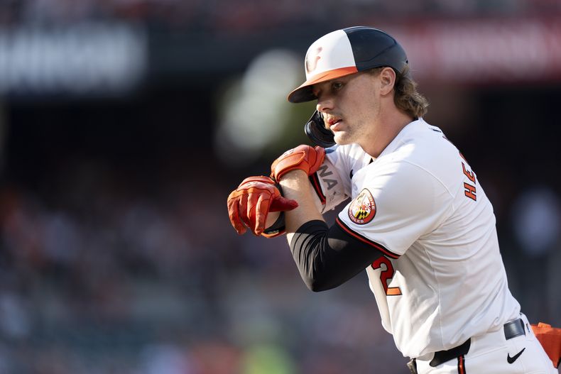 Gunnar Henderson (2), de los Orioles de Baltimore, celebra un sencillo contra los Rangers de Texas durante la primera entrada el jueves 27 de junio de 2024, en Baltimore. (AP Foto/Stephanie Scarbrough)