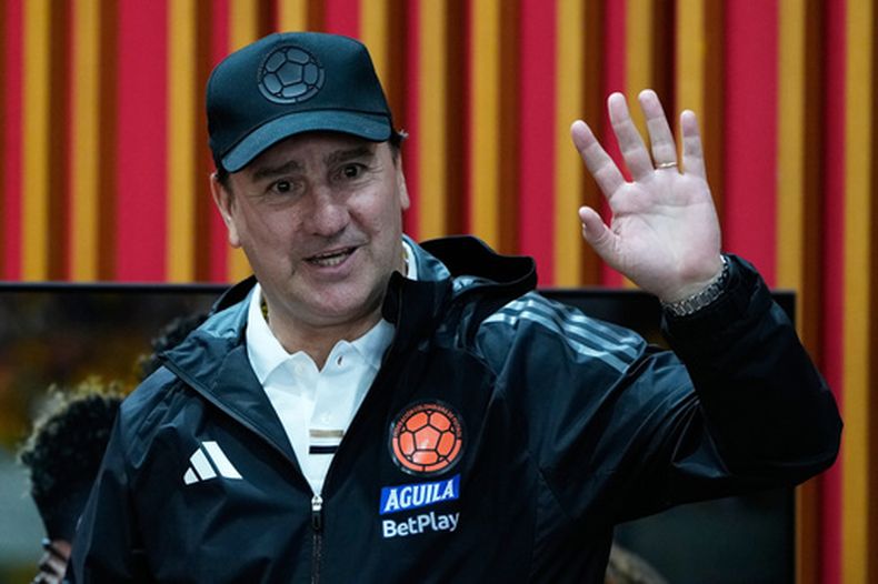 El técnico de Colombia Néstor Lorenzo saluda a la prensa al anunciar la lista preliminar de la selección que disputará el Mundial, el jueves 14 de mayo de 2025, en Bogotá. (AP Foto/Fernando Vergara)