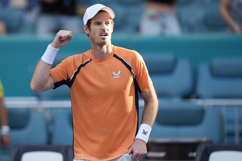 El británico Andy Murray celebra tras superar 4-6, 6-3, 6-4 al italiano Matteo Berrettini en la primera ronda del Abierto de Miami el miércoles 20 de marzo del2 2024. (AP Foto/Wilfredo Lee)
