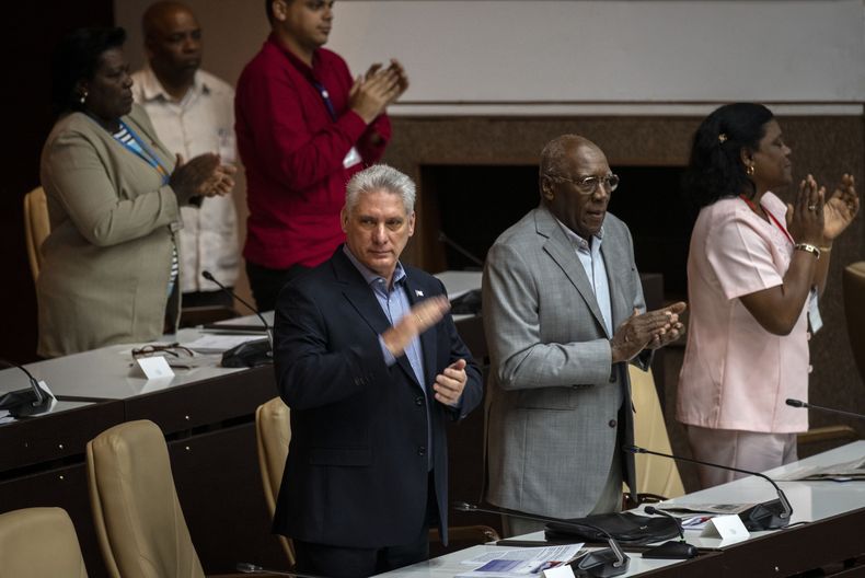 CAR-GEN_CUBA-PARLAMENTO-0.jpg