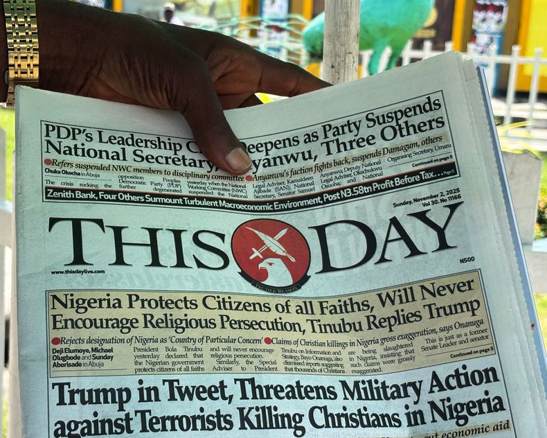 Diarios en Lagos con noticias sobre las amenazas del presidente estadounidense Donald Trump de atacar a Nigeria, el 2 de noviembre del 2025. (AP foto/Sunday Alamba)