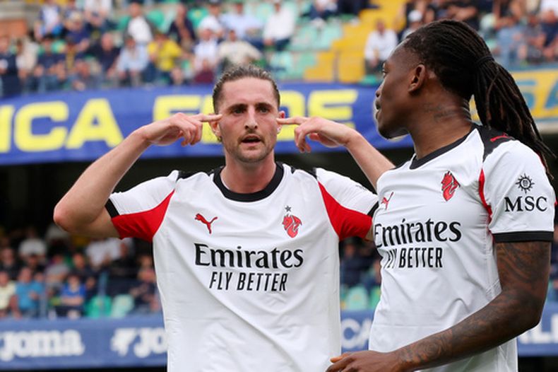 Adrien Rabiot (izquierda) celebra tras marcar el gol del AC Milan en la victoria 1-0 ante Hellas Verona en la Serie A de Italia, el domingo 19 de abril de 2026, en Verona. (Paola Garbuio/LaPresse vía AP)
