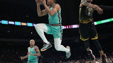 Warriors superan a Spurs 144-113 frente a afición récord