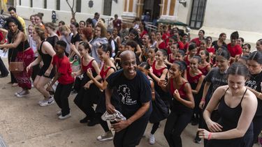 Bailarines danzan en la calle durante el festival Ballet Beyond Borders en La Habana, Cuba, el martes 9 de enero de 2024. (Foto AP/Ramón Espinosa)