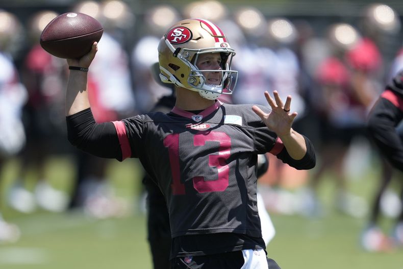 Brock Purdy, quarterback de los 49ers de San Francisco, lanza un pase en una práctica, el martes 21 de mayo de 2024, en Santa Clara, California (AP Foto/Jeff Chiu)