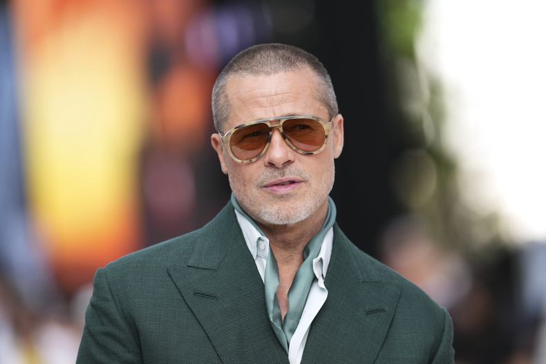 ARCHIVO - Brad Pitt posa para los fotógrafos a su llegada al estreno de la película F1 The Movie el lunes 23 de junio de 2025 en Londres. (Foto Scott A Garfitt/Invision/AP, archivo)