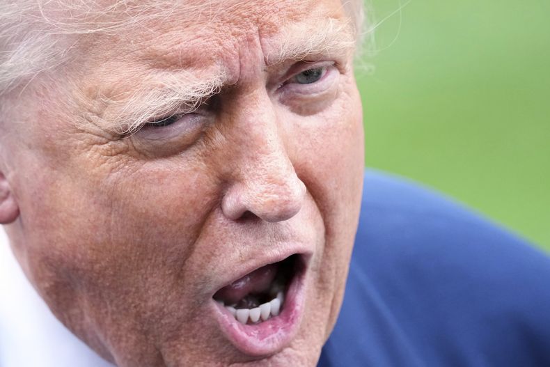 El presidente de EEUU, Donald Trump, habla con periodistas antes de cruzar el jardín sur de la Casa Blanca, en Washington, para subir al helicóptero Marine One con destino a la Base Conjunta Andrews, Maryland, el viernes 1 de agosto de 2025. (AP Foto/Jacquelyn Martin)