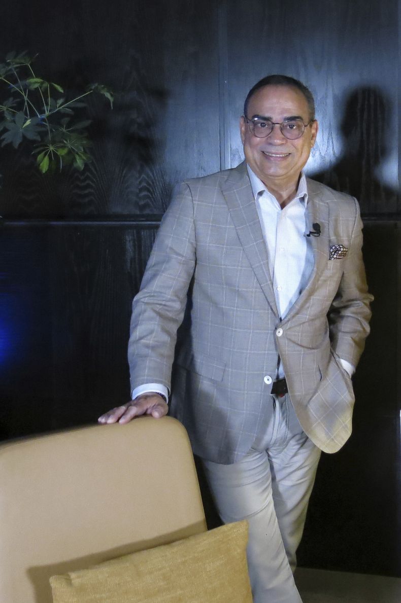 El cantante Gilberto Santa Rosa posa durante una entrevista para promover su álbum Debut y segunda tanda Vol. II, en la Ciudad de México, el martes 29 de octubre de 2024. (Foto AP/Berenice Bautista)