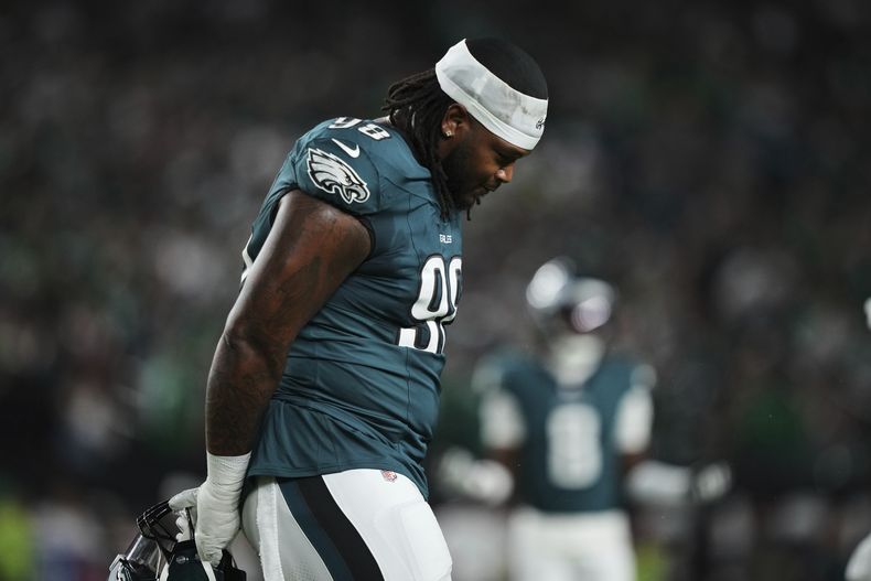 Jalen Carter, tacle defensivo de los Eagles de Filadelfia, sale del campo tras ser expulsado por conducta antideportiva antes de un juego de la NFL contra los Cowboys de Dallas, el jueves 4 de septiembre de 2025, en Filadelfia. (AP Photo/Matt Slocum)