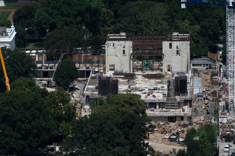 La obra del nuevo salón de baile de la Casa Blanca luego de la demolición del ala este, el domingo 23 de agosto de 2026, en Washington. (AP Foto/Manuel Balce Ceneta)