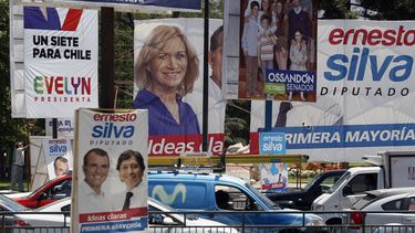 americateve | Esta foto muestra un crucero vial con propaganda electoral el s&aacute;bado 16 de noviembre de 2013 en Santiago, Chile. Chile efect&uacute;a elecciones generales el domingo. (Foto AP/Luis Hidalgo)