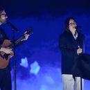 Finneas, a la izquierda, y Billie Eilish actúan durante los iHeartRadio Music Awards, el lunes 17 de marzo de 2025, en el Dolby Theatre de Los Ángeles. (Foto AP/Chris Pizzello)