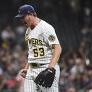 Woodruff y Renfroe comandan triunfo de Cerveceros a Rockies