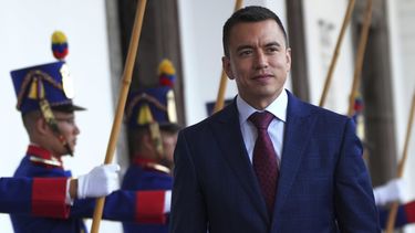 El presidente electo de Ecuador, Daniel Noboa, llega al palacio de gobierno para reunirse con el presidente Guillermo Lasso para iniciar el proceso de transición en Quito, Ecuador, el martes 17 de octubre de 2023. La toma de posesión del cargo está prevista para el 23 de noviembre. (AP Foto/Dolores Ochoa)